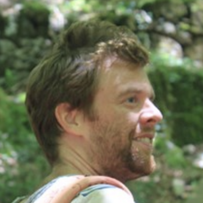 Thomas Herbaut, Senior Backend Developer at YOOBIC, in a three-quarter portrait outdoors