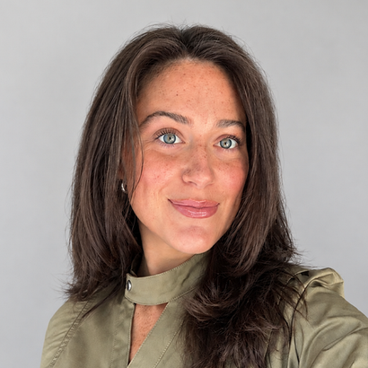 Erin Valade, Account Manager at YOOBIC, in a studio portrait